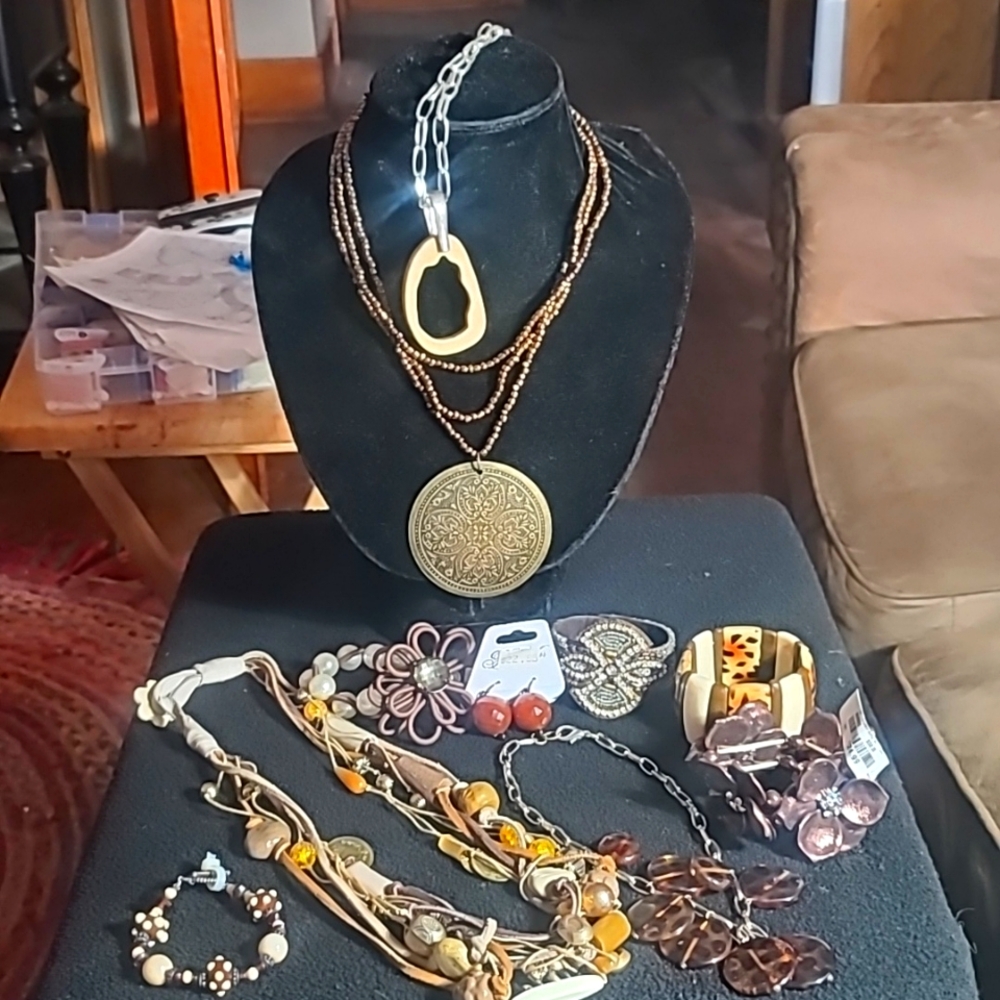 10 piece Lot of Jewelry